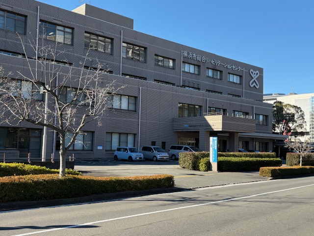 横浜市総合リハビリテーションセンター北出入口前歩道工事のため、道路に歩行者専用通路が作成されます